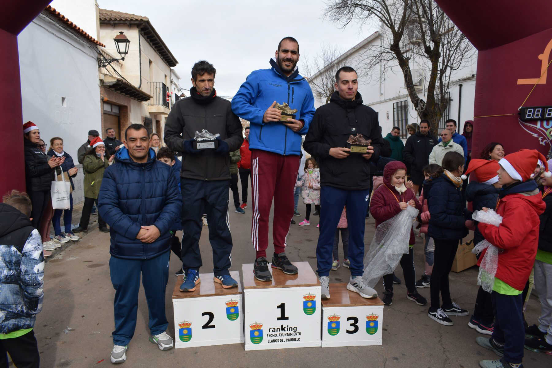 Podium 2 km masculino imagenes VII carrera San Silvestre